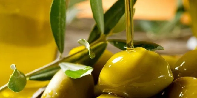 Olio extravergine di oliva versato, simbolo di qualità e salute