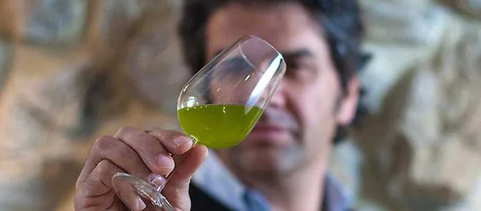Tecnica di assaggio dell'olio extravergine durante un'analisi sensoriale