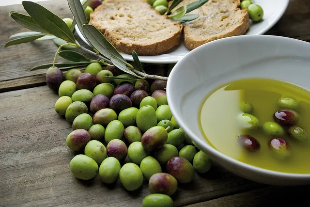Degustazione di olio extravergine di oliva versato in un bicchiere per l'analisi sensoriale