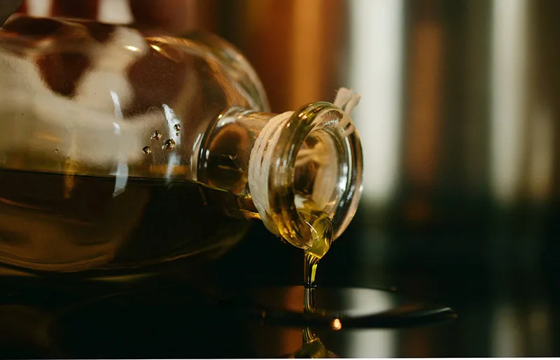 Olio d'oliva versato su un piatto, simbolo di superstizioni e sogni popolari