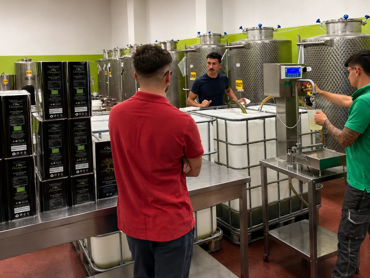 Équipe au moulin lors de la mise en bouteille de l'huile